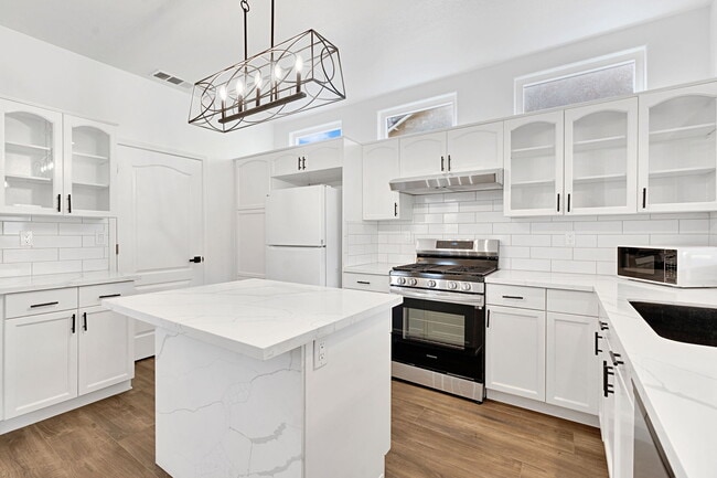 Building Photo - 10556 E Greenbury Way