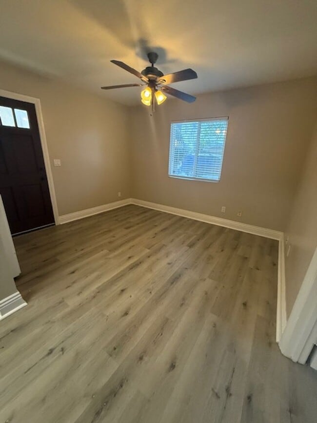 Building Photo - Cute 1 bedroom 1st floor condominium