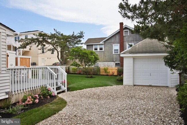 Building Photo - 20 E Goldsborough Ave