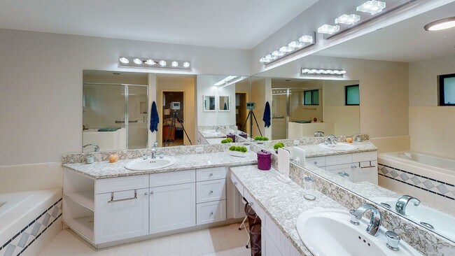 Building Photo - Park Avenue- 4 Bedroom/3 Bath - BEAUTIFUL!