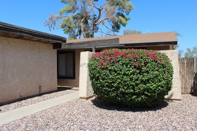 Building Photo - South Scottsdale Home with garage and priv...