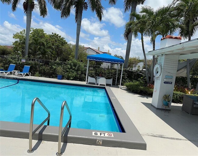 Building Photo - 9431 Fontainebleau Blvd