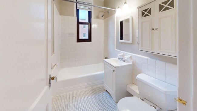 Building Photo - Foggy Bottom One Bedroom Available Now! Ro...