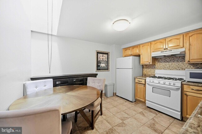 Building Photo - 725 Pemberton Street Unit 10