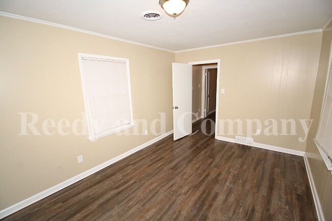 Building Photo - 5127 Kingswood Cir