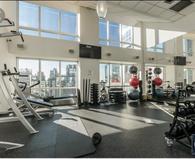 Building Photo - 350 W 42nd St