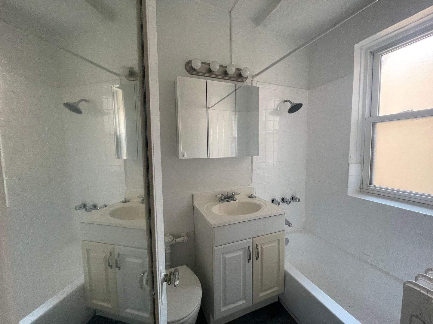 Building Photo - 449 W Briar Pl