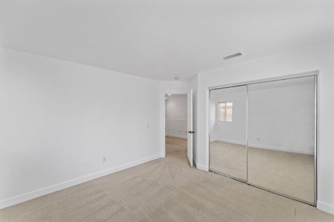 Building Photo - "Charming 3-Bedroom Haven with 2.5 Baths in Santa Clarita – Spacious 1694 Sq Ft Home Awaits!"