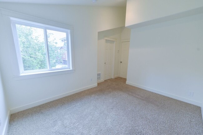 Building Photo - 5078 Delridge Way SW