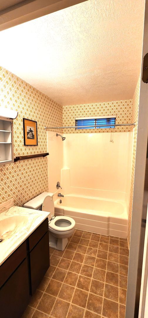 Building Photo - Unfurnished 4 Bed, 2 Bath with Garage.  Amazing Location on Dead-End Street with Forest Access!