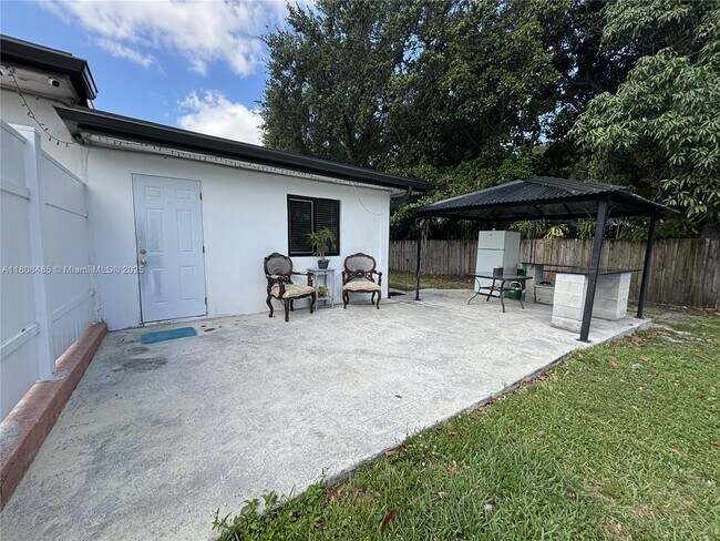 Primary Photo - 1055 NW 153rd St