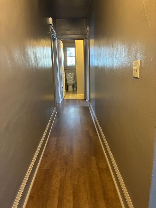 Building Photo - 206 Lincoln Way E