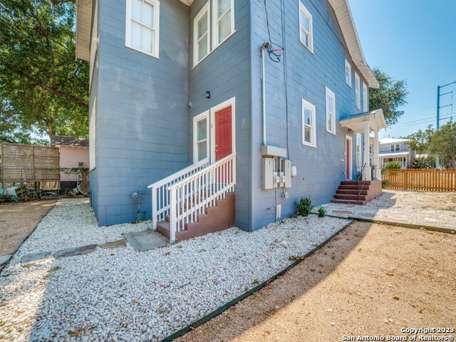 Building Photo - 732 N Pine St