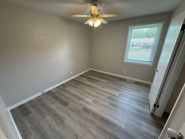 Building Photo - For Lease - 3 Bed, 1 Bath, 1350 Sqft, 0.27...