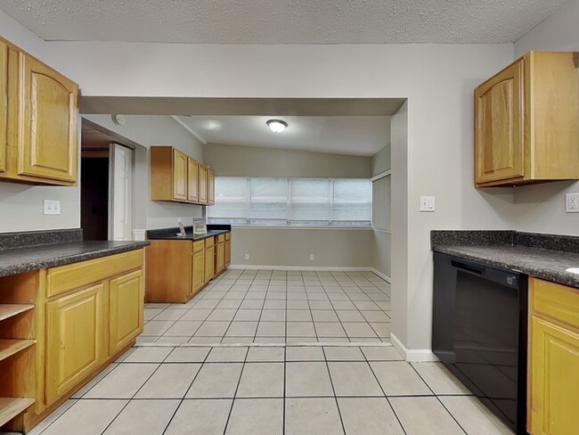 Building Photo - 6936 Clovis Rd