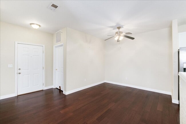 Building Photo - July 1st Move in! Top Floor 2 Bed / 2 Bath...
