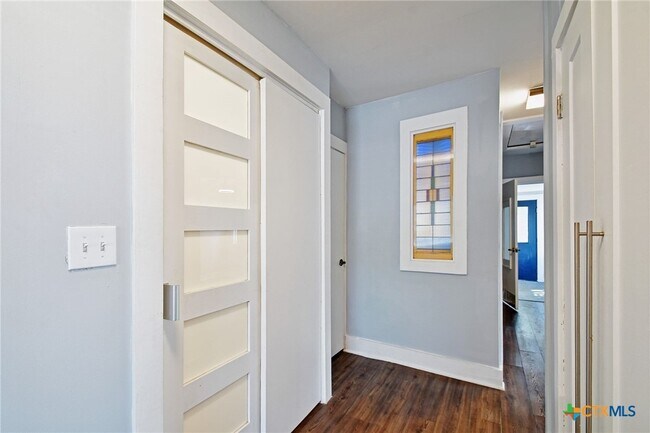Building Photo - 717 S Laurel Ave
