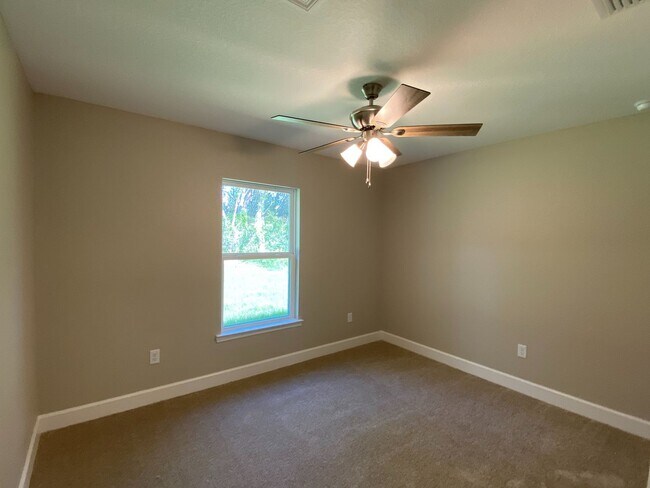 Building Photo - Desirable SW Ocala Neighborhood 3/2/2 **Wo...
