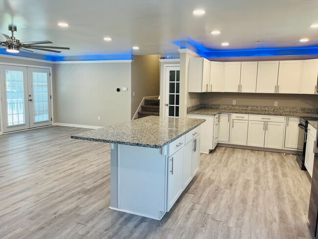Building Photo - Beautiful 3 bedroom, 3 bathroom with large...