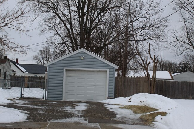 Building Photo - Available Now! 2 Bedroom 1 Bath home in Bu...