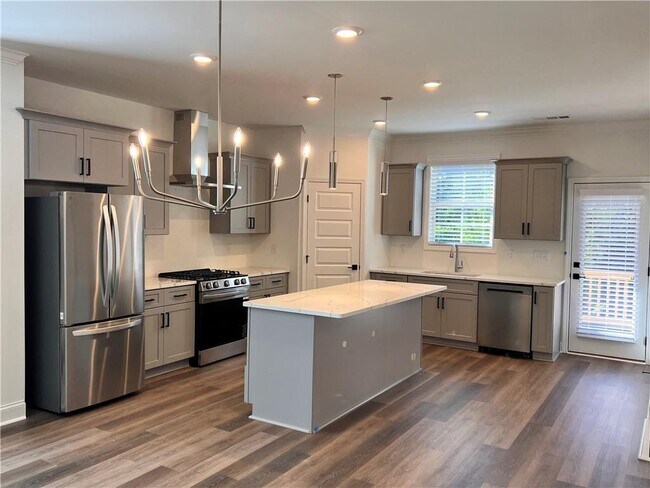 Building Photo - 1355 Oak Dr