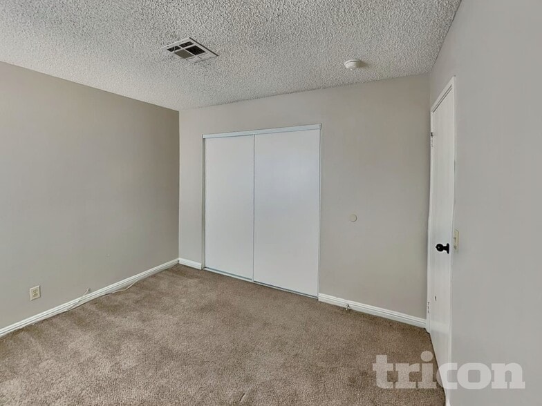 Building Photo - 4634 Grasshopper Dr