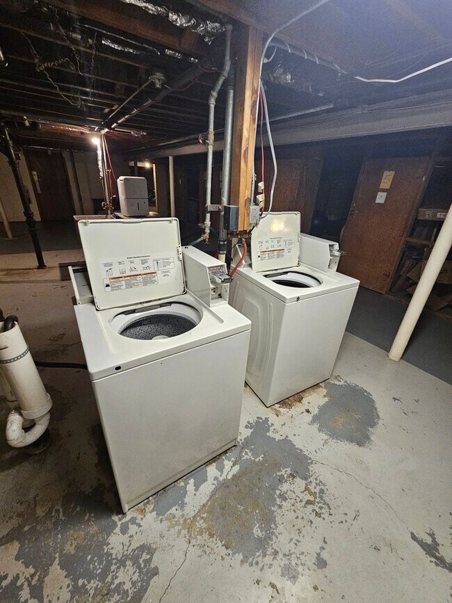 Interior Photo - 1851 N Oakland Ave (18 Unit)