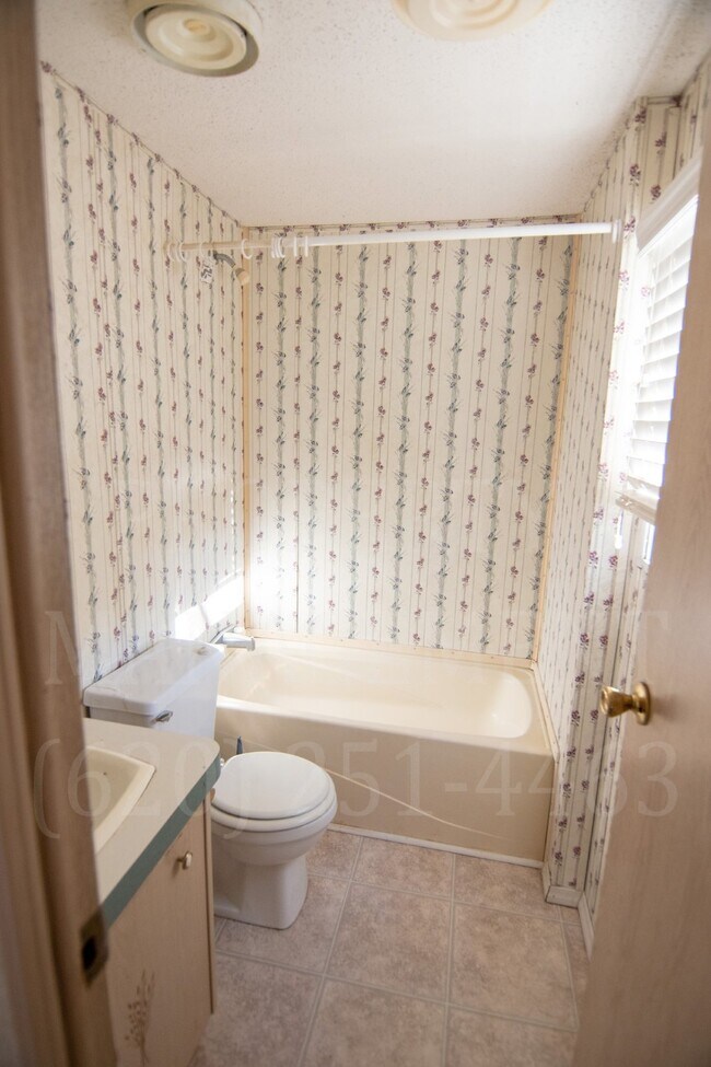 Building Photo - 3 Bedroom 2 Bath