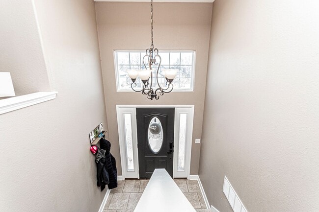 Building Photo - Spacious Single Family Home