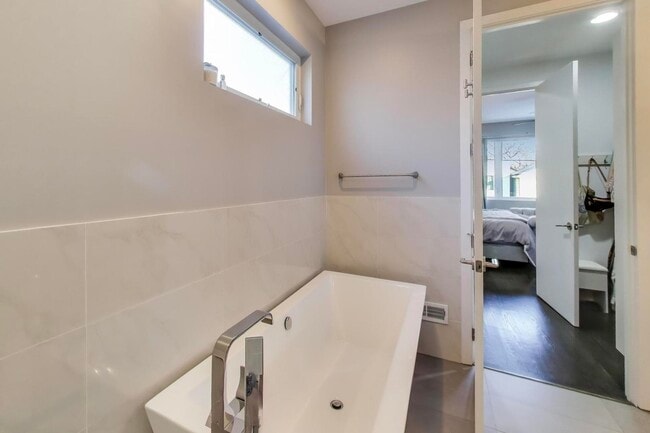 Building Photo - 1632 W Ohio St