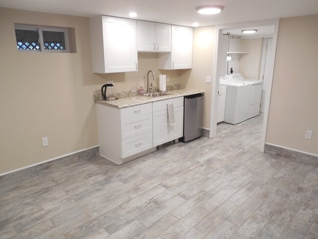 Building Photo - 166 Totten Pond Rd