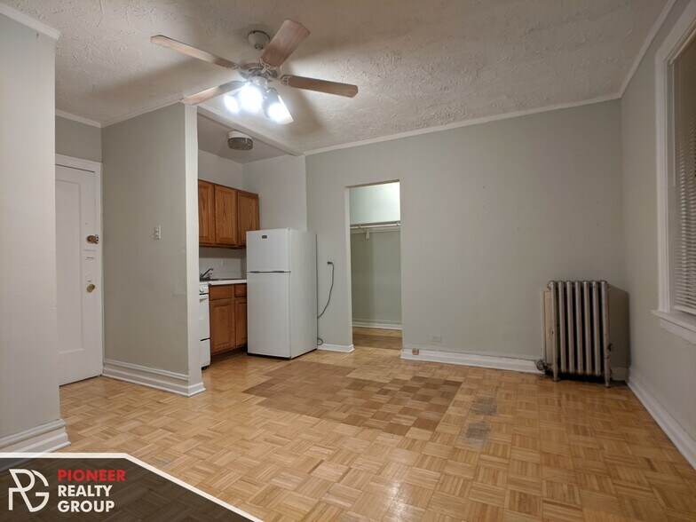 Building Photo - 711 W Belmont Ave