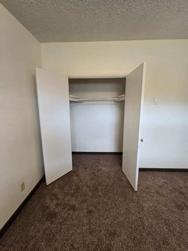 Building Photo - 2 Bedroom Duplex Apartment Available July !