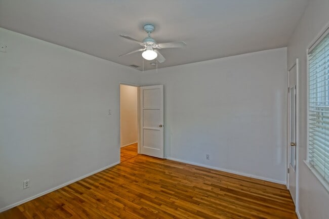 Building Photo - Bright & Charming, Single Story 3BR2BA Home w/ Large Front Yard, Huge Fenced Rear Yard w/ Large D...