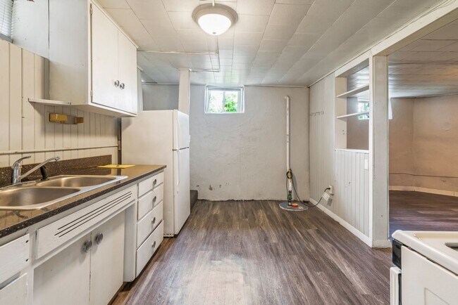 Interior Photo - 2610 College St - Cedar Falls