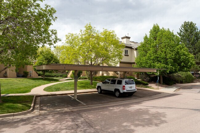 Building Photo - Delightful Condo in gated community!!