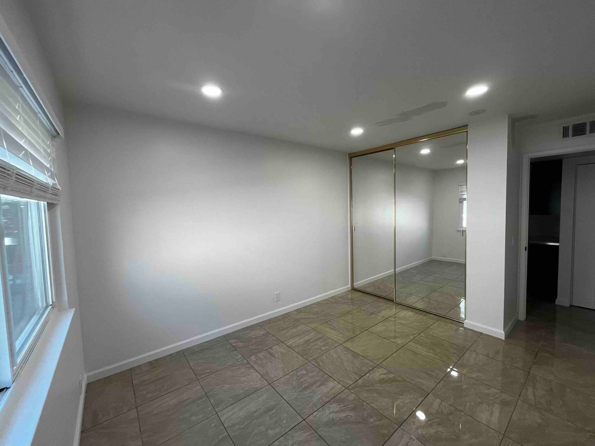 Building Photo - 2454 W Bayshore Rd