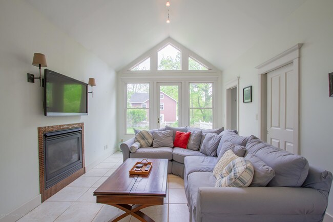 Building Photo - 905 Broad St