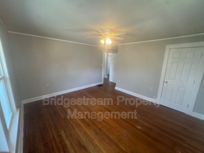 Building Photo - 144 W Parkwood Dr