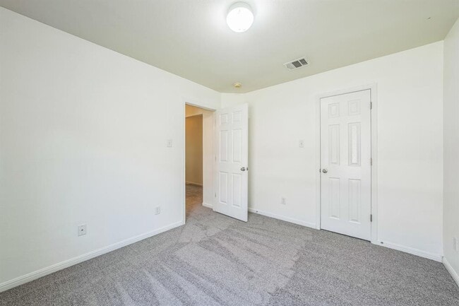 Building Photo - 18509 Sandy Bottom Dr