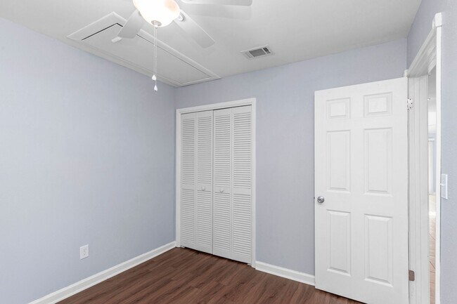 Building Photo - 2BD / 2BA Home Near Eglin AFB and Downtown...