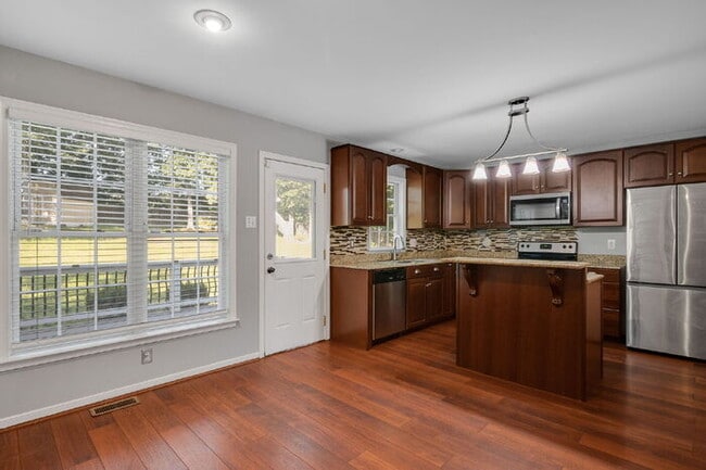 Building Photo - Beautiful 2-Story Home with Florida Room, ...
