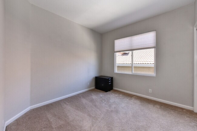 Building Photo - Great Location! Clean, Renovated, Beautifu...