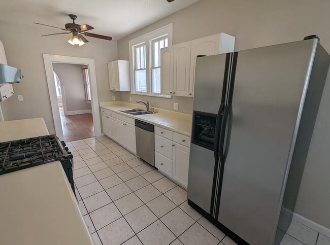 Building Photo - 865 13th Ave N