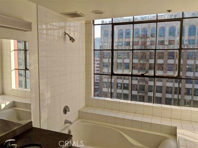 Building Photo - 315 E 8th St