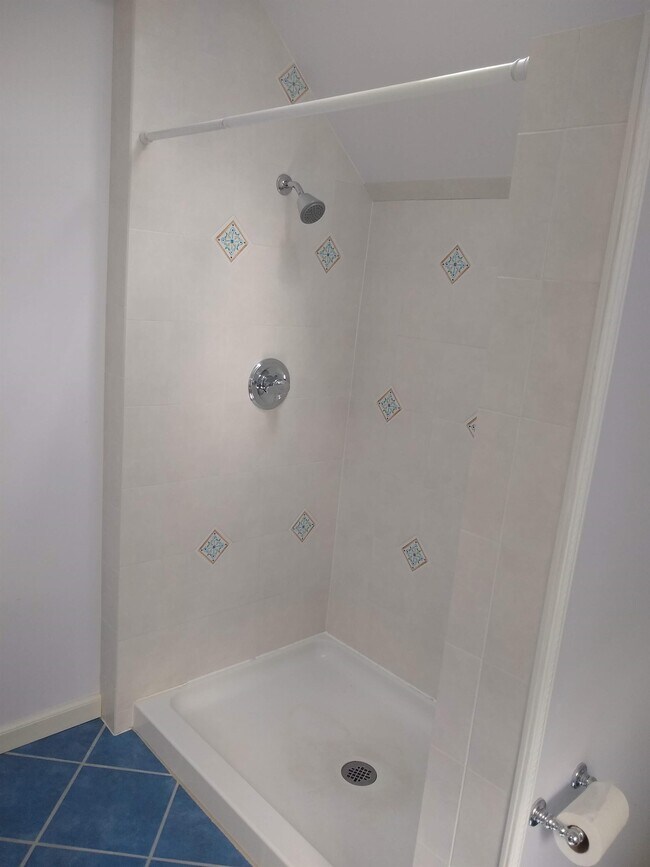 Building Photo - 1007 Dewey Ave NE