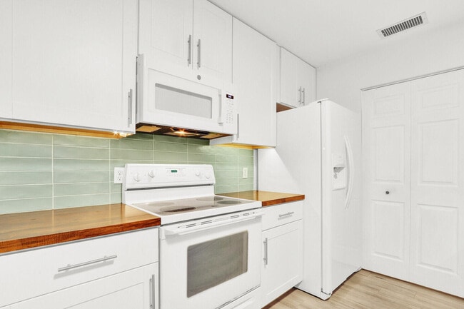 Building Photo - 8356 SE Croft Cir