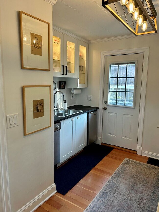 Building Photo - Your Cozy Off-Season Retreat