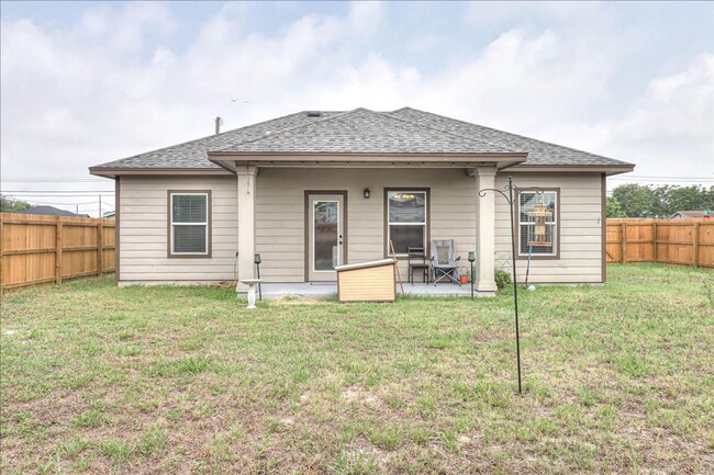 Building Photo - 2533 Lorine Dr