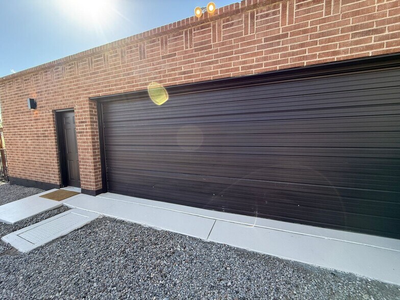 Building Photo - 1402 E Big Rock Rd